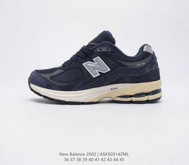 新百伦 New Balance 2002R 跑鞋 沿袭了面世之初的经典科技 以 ENCAP 中底配以升级版 N-ERGY 缓震物料 鞋面则采用特色的柔软麂皮搭