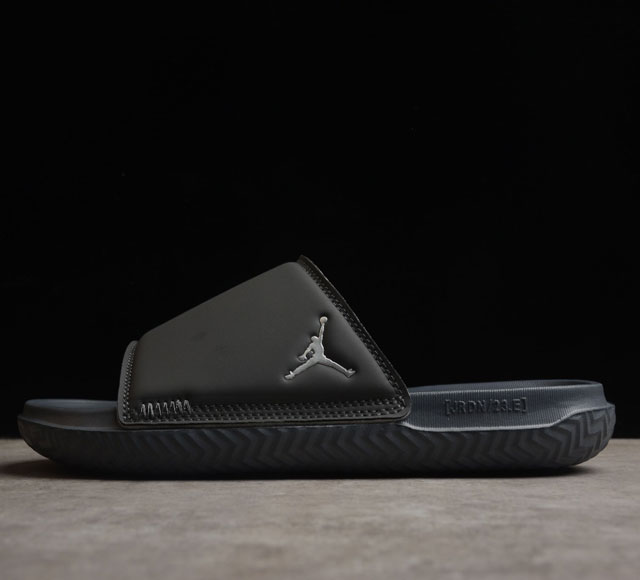 Air Jordan Play 乔丹运动拖鞋 货号 DC9835-001 鞋款鞋身 皮面材质 内里泡棉填充 鞋底采用纹理丰富的鞋垫 提供更具支撑力的缓震效果