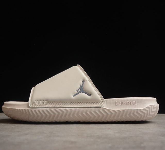 Air Jordan Play 乔丹运动拖鞋 货号 DC9835-600 鞋款鞋身 皮面材质 内里泡棉填充 鞋底采用纹理丰富的鞋垫 提供更具支撑力的缓震效果